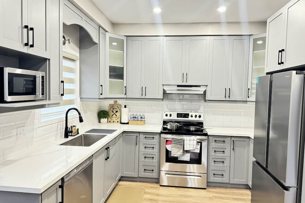 Kitchener House | Luxury private home 4 mins to Sunrise Shopping Complex