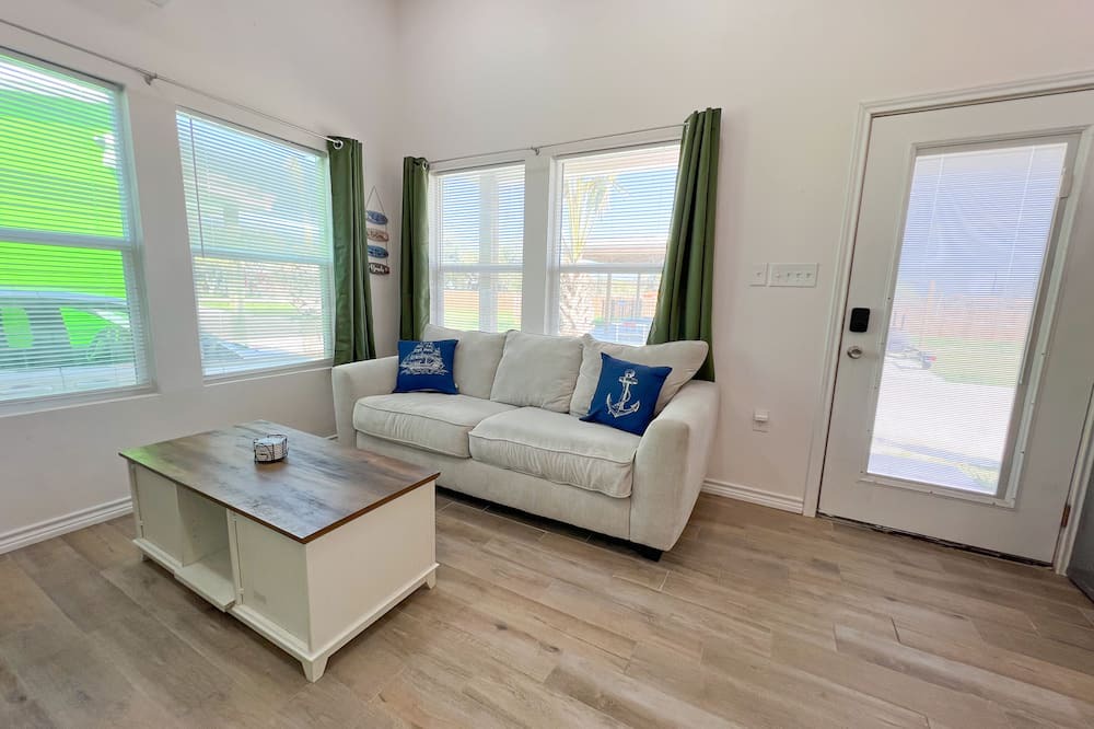 Aransas Pass Cabin | Escape to our cozy 2 bedroom cabin in Aransas Pass, perfect for families of up to 6