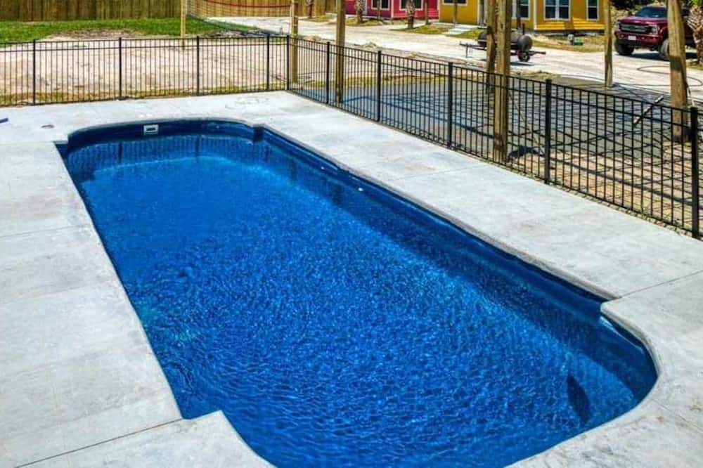 Aransas Pass Cabin | Escape to our TINY & cozy 2 bedroom cabin in Aransas Pass, perfect for families of up to 6