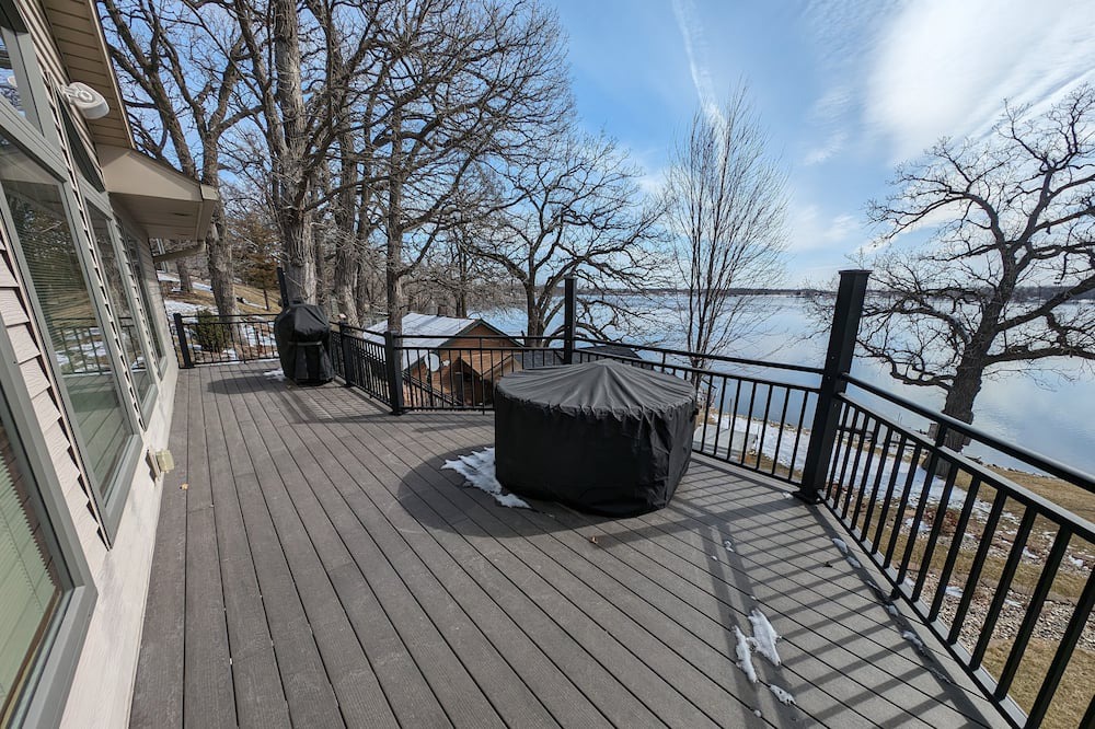 Darwin House | Spectacular Lake Manuella Family Retreat. Relaxing and serene lakeshore home!