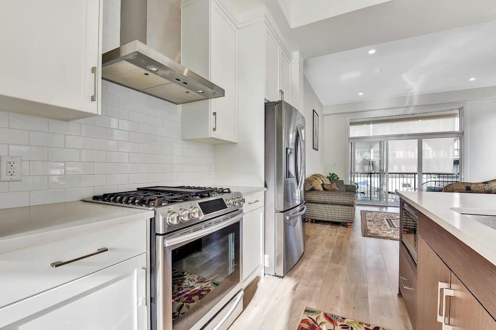 Sardis House | Minutes away from Vedder river, trails & parks, this 3 bed + den home is purfect