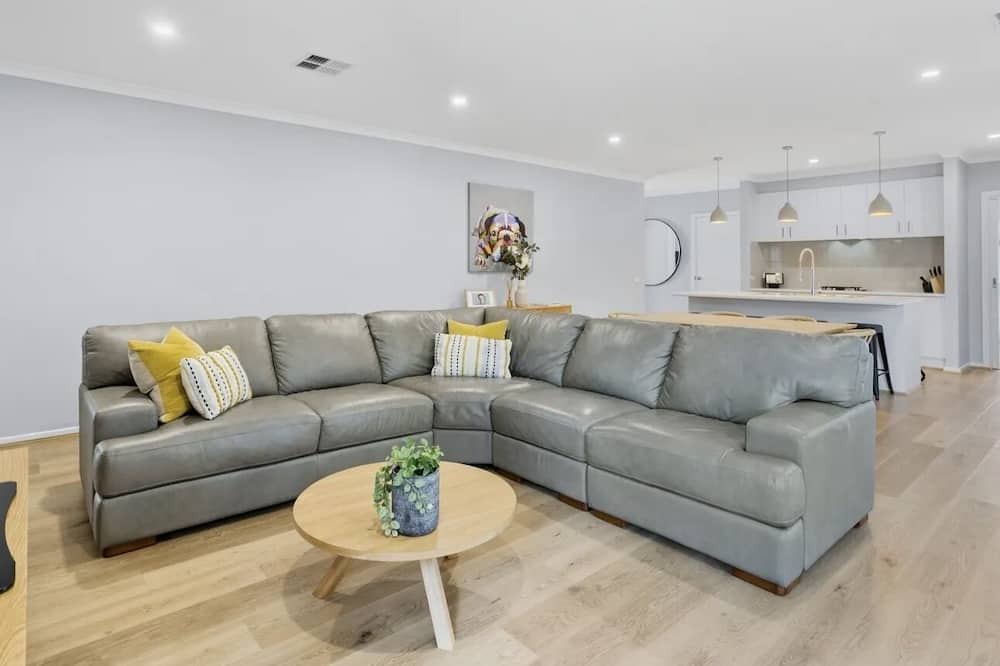 Rosebud House | Peninsula Getaway. 5 minute walk from local shops