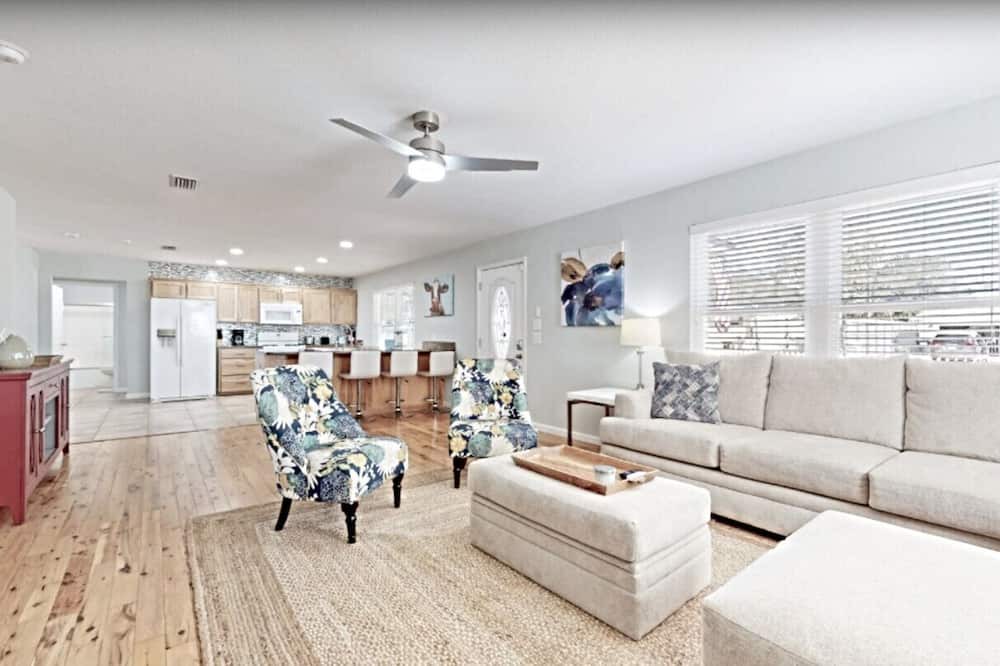 Fort Bay Villa | Green House in Florida w/Trees Surrounding