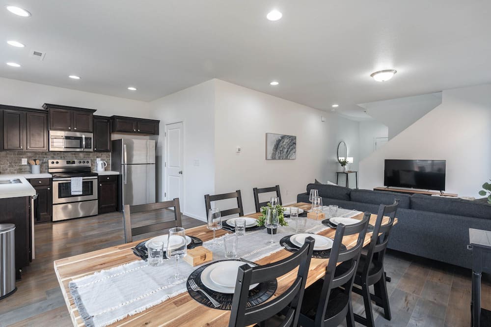 North Image House | Modern 3b/2b Retreat near Portland. Must-See!