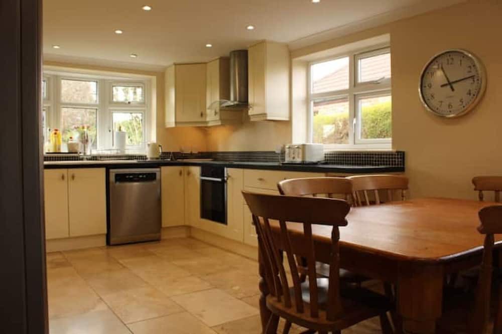 Repps with Bastwick House | Spacious Dog Friendly Family Home on Norfolk Coast
