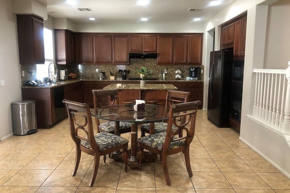 Moreno Valley House | Luxury and Tranquility in the Spacious Five-Bedroom Haven in Moreno Valley.nn