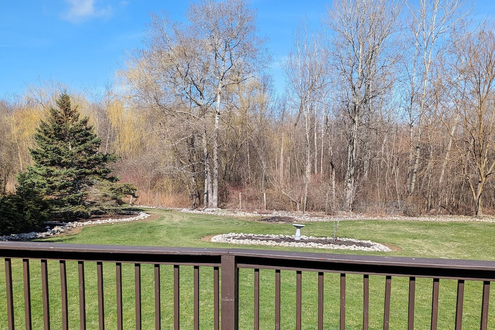 Harborcreek House | Charming 3-bedroom building in Harborcreek with WiFi, AC. Private and quiet