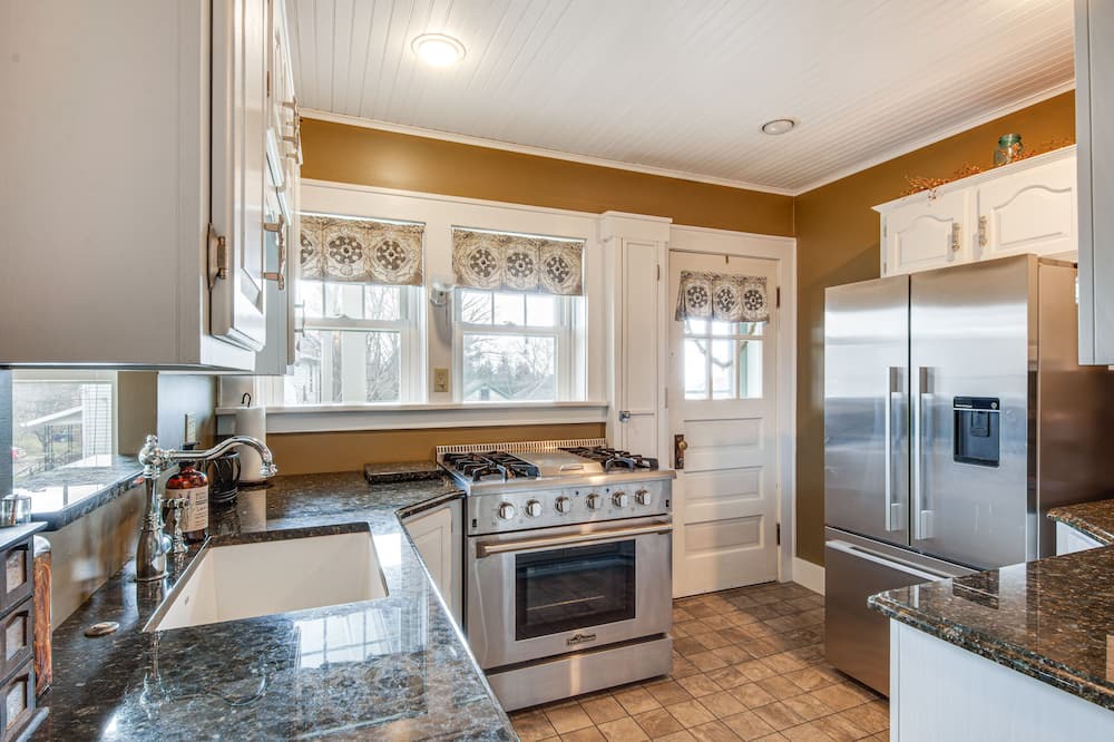Saint Petersburg Cottage | St Petersburg Cottage w/ Porch, 2 Mi to Foxburg!