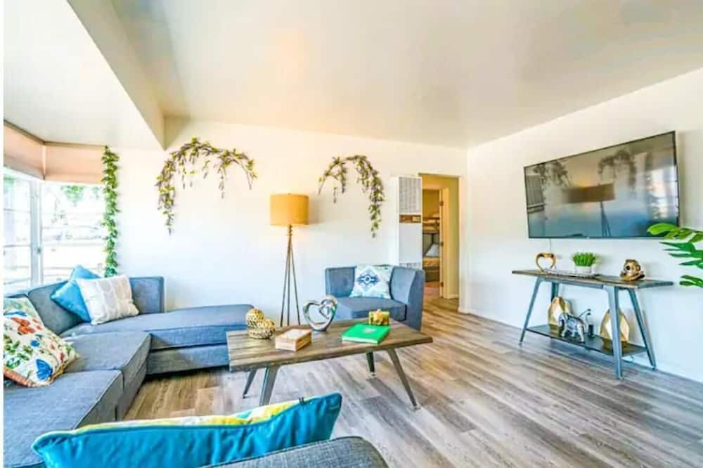 Castle Park House | 3 Bedroom Modern LuxeRetreat w/ BBQ & Billiards