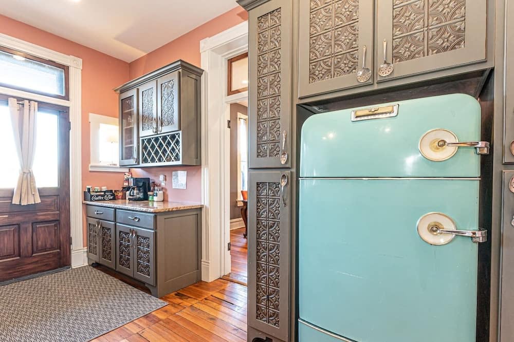 Washington House | Private Room w/ Shared Bath