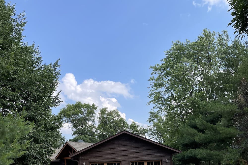 Danbury Cabin | Voyager Village Cabin. Perfect for a family gathering or a golfer's retreat.