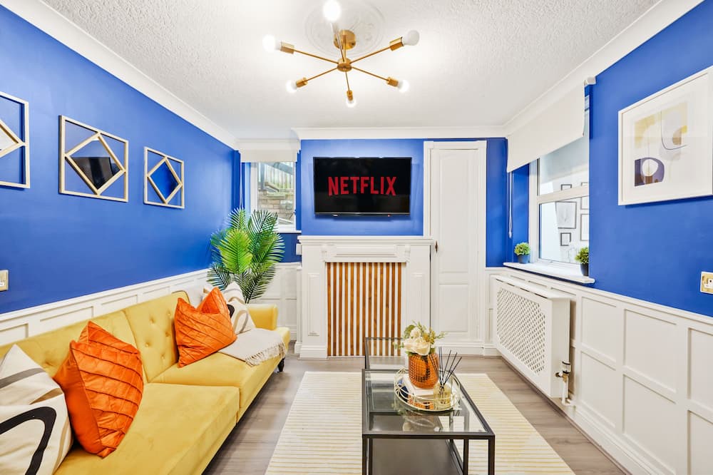 Chatham Apartment | Bright 1 Bed with free NETFLIX: Free Parking, & Wi-Fi 40 mins away from London