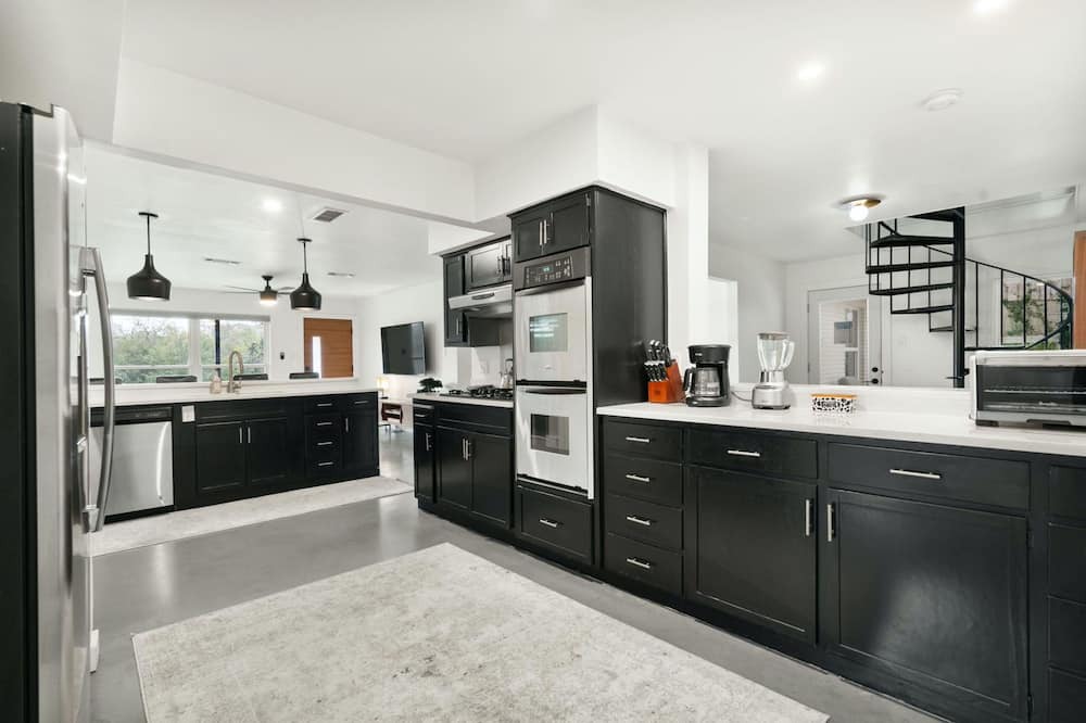 Dawson House | Oakshade Oasis – Immaculate 4 BDR w/Private Pool! Walk to S. Congress & Lamar