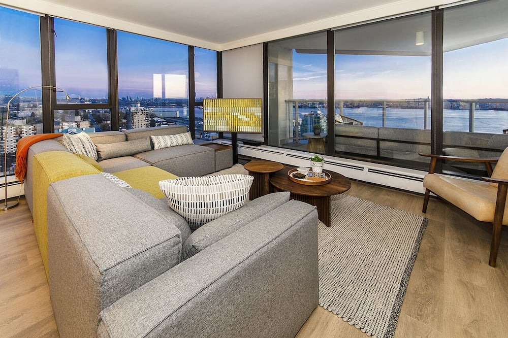 Lower Lonsdale Condo | Lower Lonsdale Luxe - Panoramic Views!