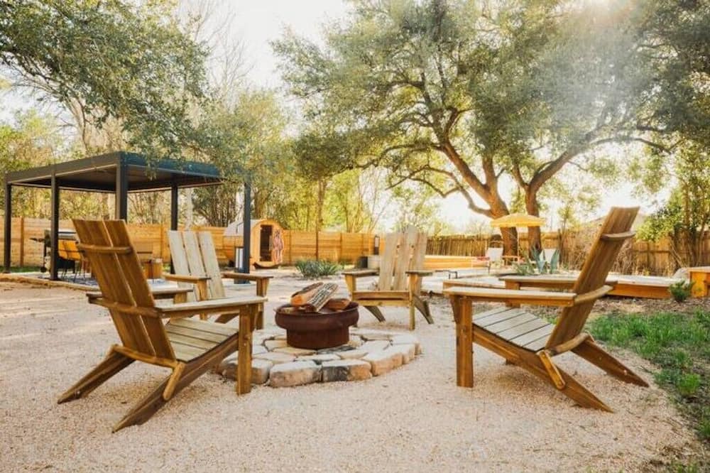 Lockhart House | New! Little Lockhart Oasis with Sauna & Cowboy Pool