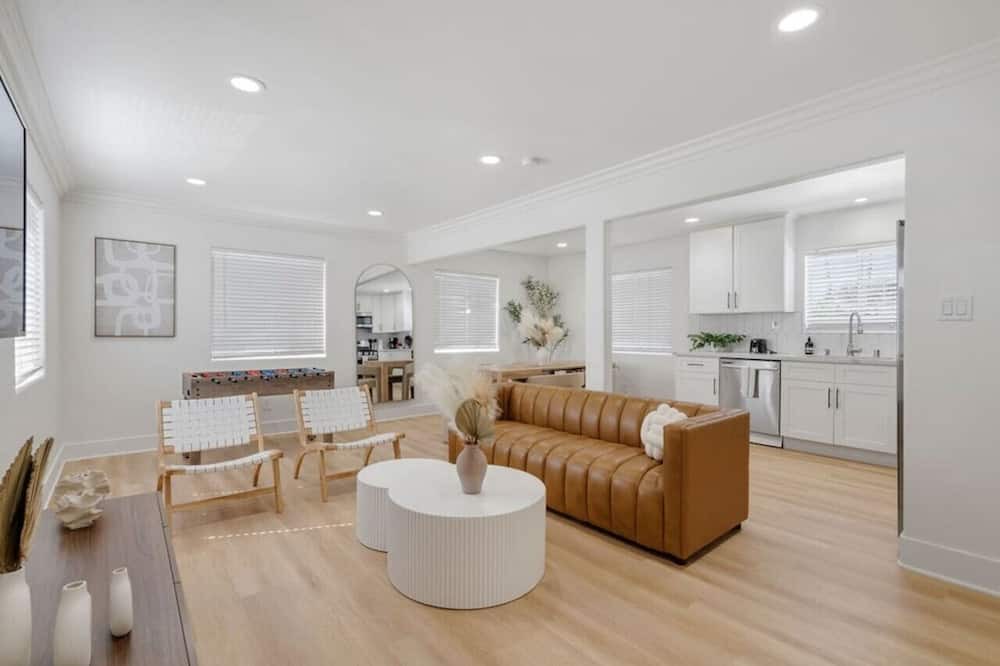 Los Angeles Apartment | Scandinavian Top Unit Apt! Game Table + Parking