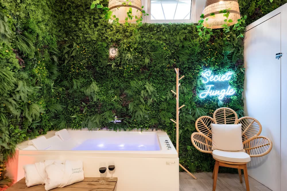 Chartrons Apartment | Secret Jungle Suite Romantique Cachée Bordeaux, Balnéo Jacuzzi & Home Cinéma