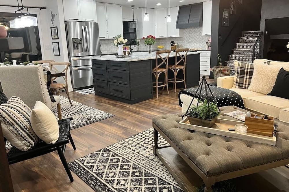 Bel-air Heights House | Comfortable Contemporary PrivateRoom w Shared LivingSpace heart of OverlandPark