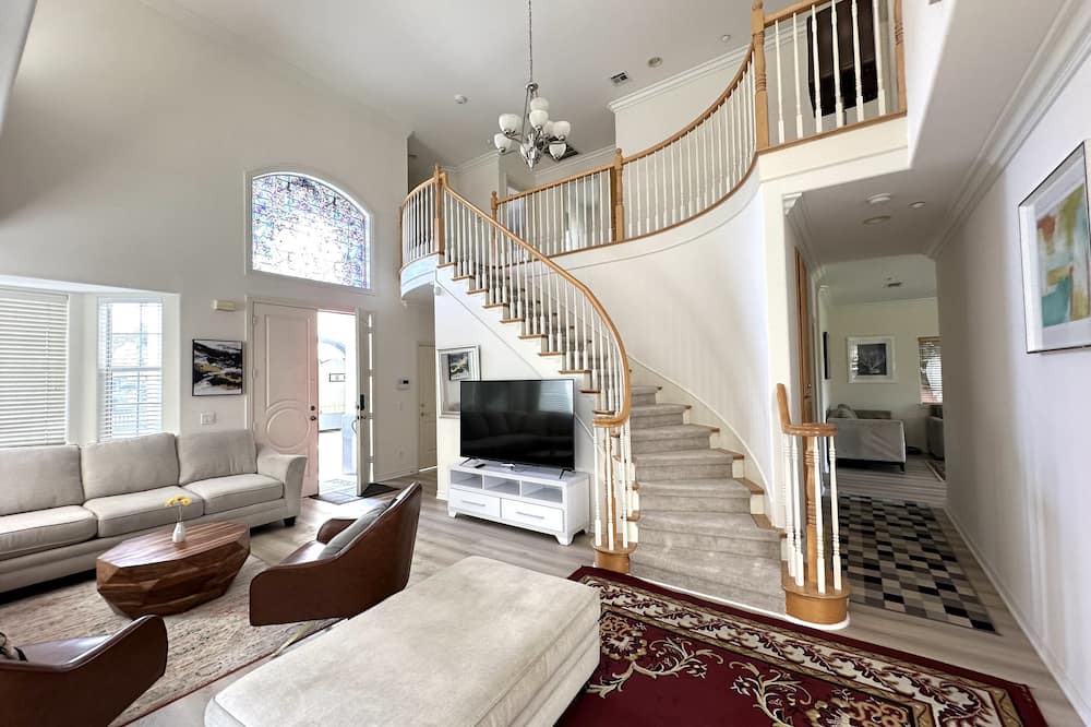 San Gabriel Villa | W-5 R/4.5 B large house