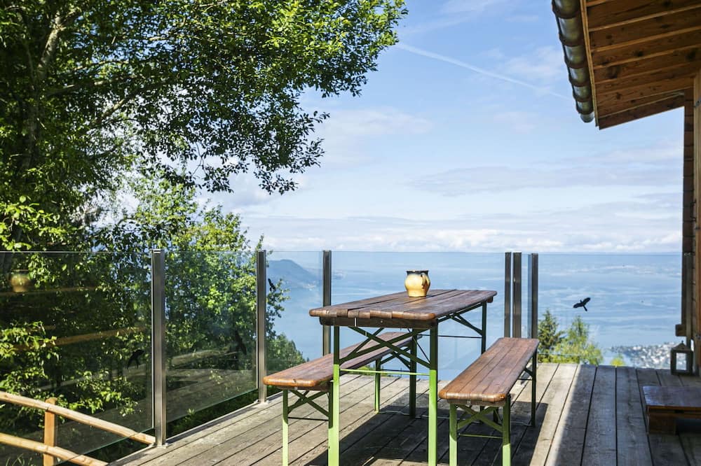 Caux House | Stunning private villa with WIFI, TV, terrace, pets allowed, panoramic view and parking