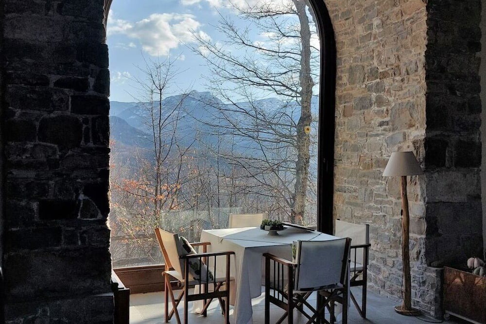 Corniglio Villa | Wonderful private villa for 8 people with TV, pets allowed, panoramic view and parking