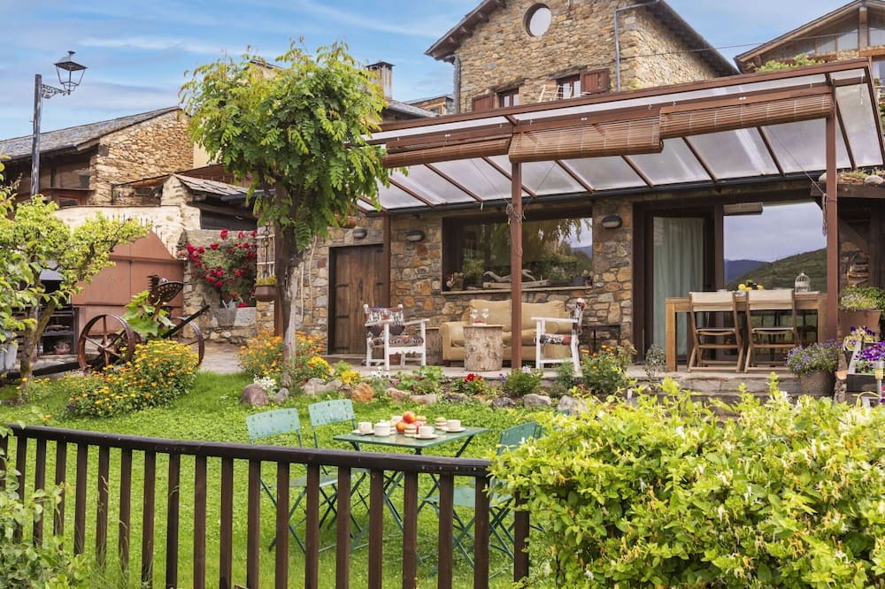 Olopte House | Beautiful private villa for 2 guests with TV and patio