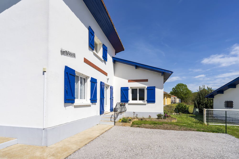 Yzosse House | Charming and spacious detached house with private terrace, private garden and Wi-Fi.