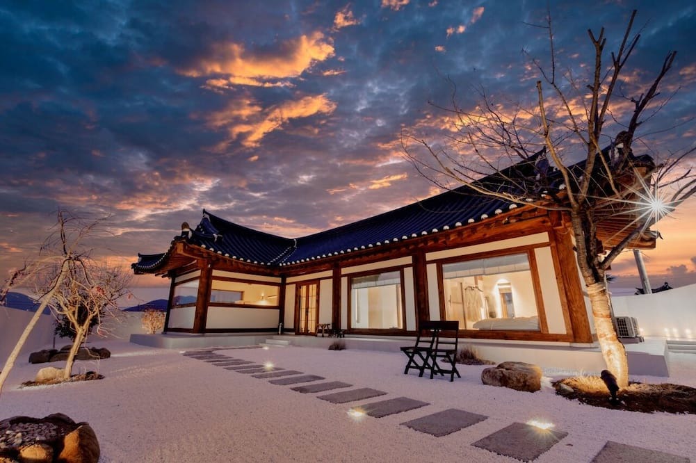 Gyeongju Villa | 경주 황리단길, 첨성대에서 차로 5분거리에 남산 전경이 보이는 '온소래미'가 위치해 있습니다.