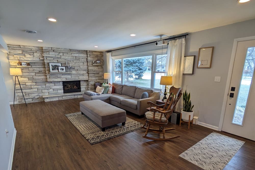 De Forest House | Midcentury modern waterfront home in quiet neighborhood with mature trees