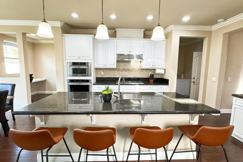 Eastvale House | Cozy Stay Near Med Center Ideal for Long Visits