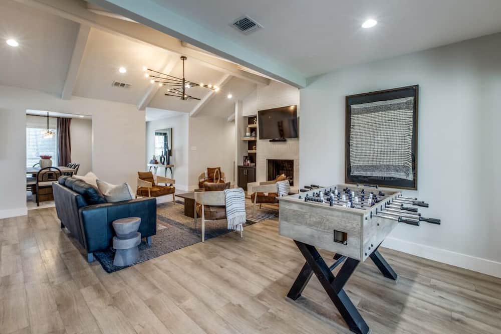 College Station House | 3 Mi to Kyle Field-1.5 Acre-Fire Pit/Patio-3500 sf