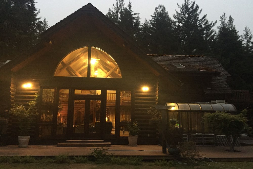 Crescent City Cabin | Authentic 1st generation redwood log cabin