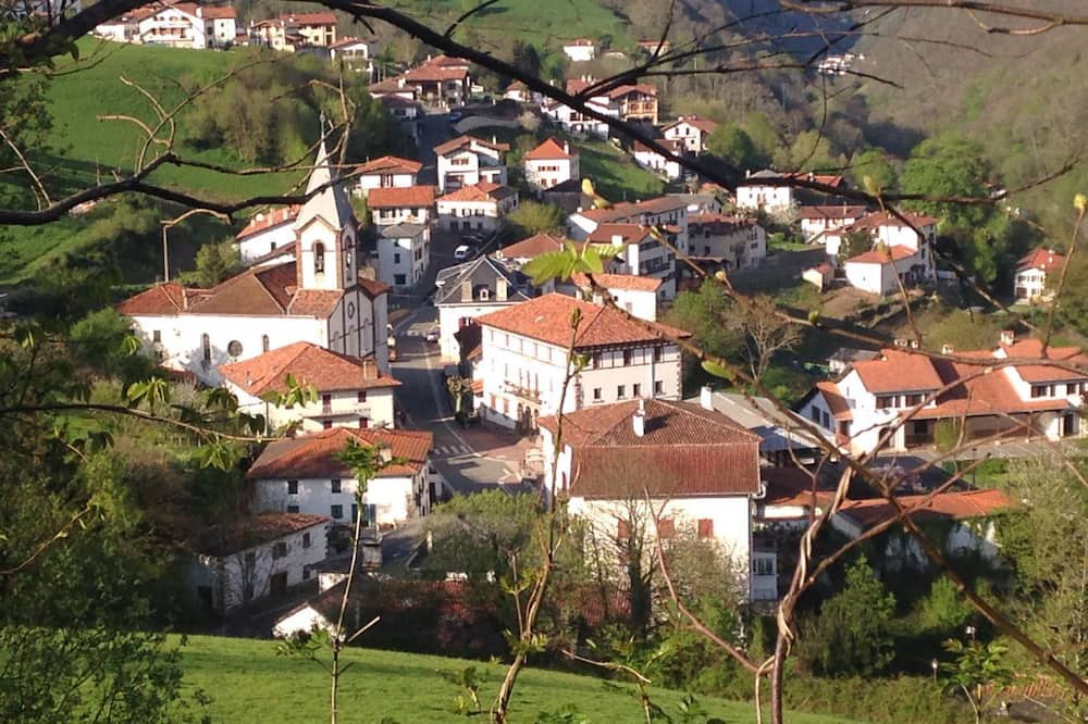 Navarra Pyrenees Apartment | Studio Apartment 'Etxezuria' with Mountain View, Private Garden and Wi-Fi