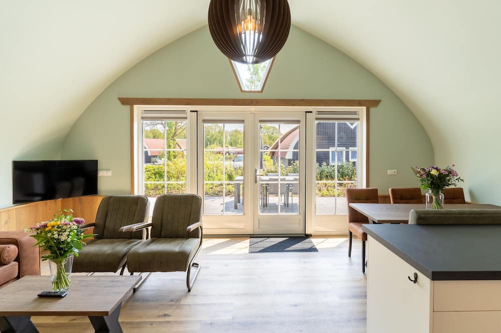 Baars Cottage | House with a terrace on the edge of the forest
