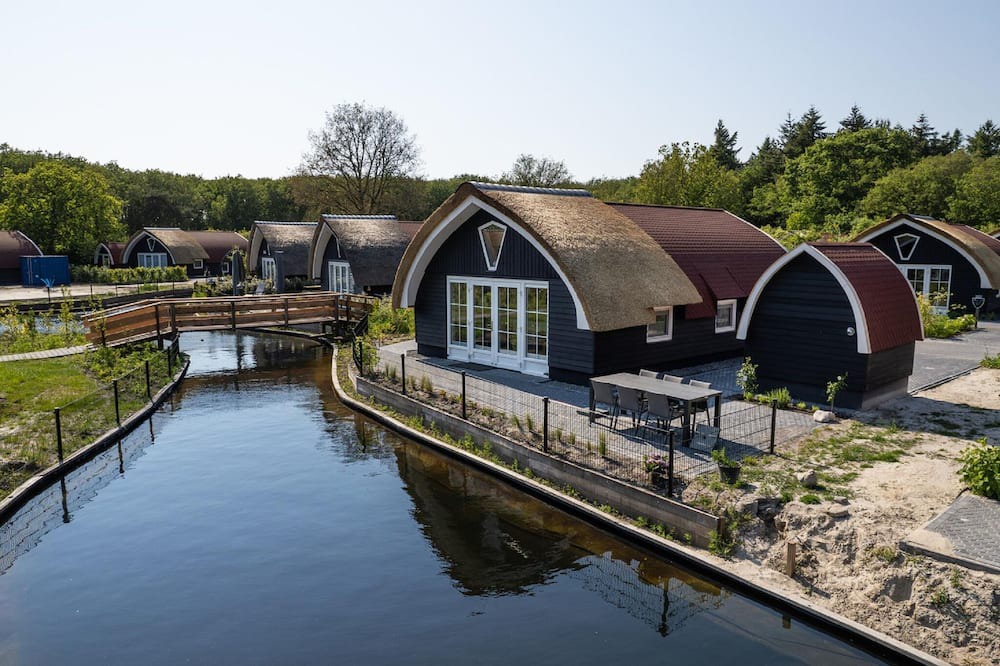 Baars Cottage | Modern house on a pond in a wooded area