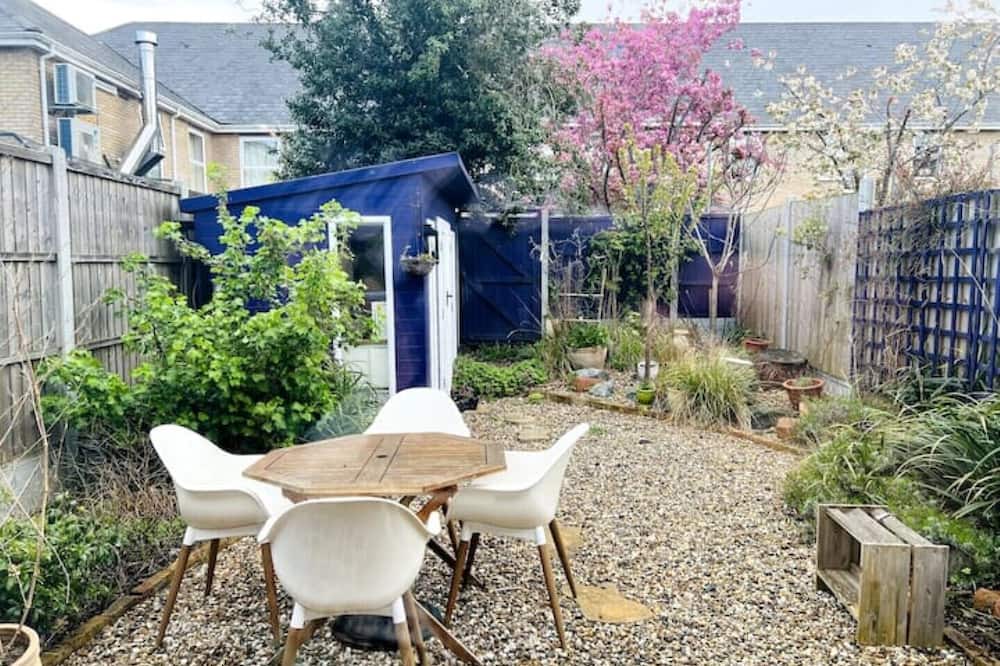 Leigh-on-Sea Apartment | Heart Of Leigh On Sea Ground Floor Flat W/ Garden