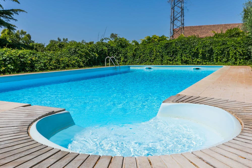 Pescia Romana Apartment | Lovely apartment for 6 people with pool, WIFI, patio, pets allowed and parking