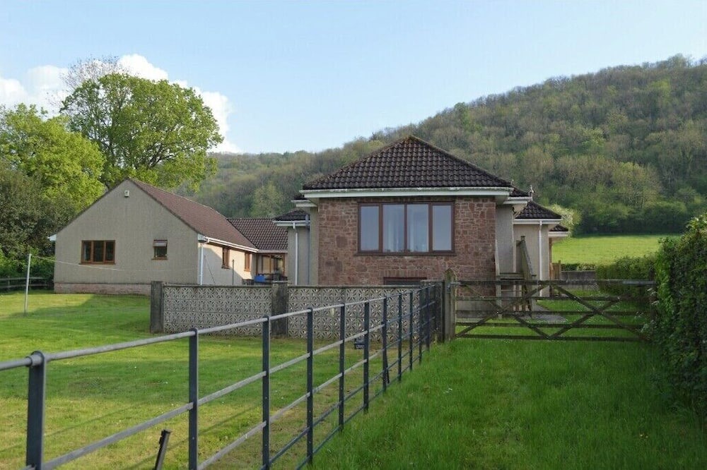 Compton Martin House | Modern single story home on village boundary in Mendip Hills AONB.