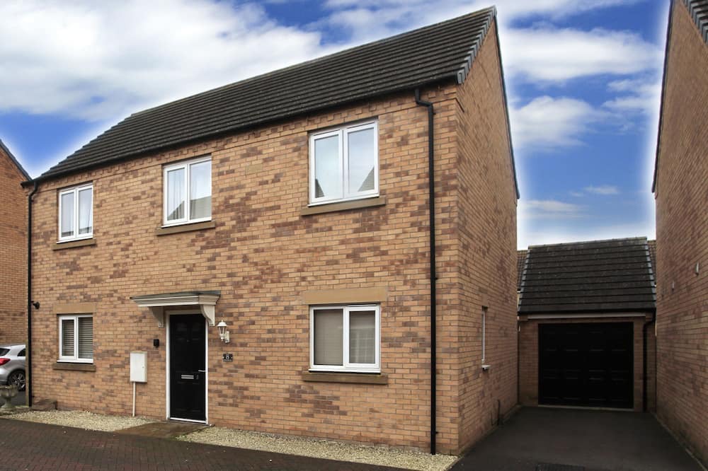 Peterborough House | Beautiful 5 Bed Detached House - Sleeps 9