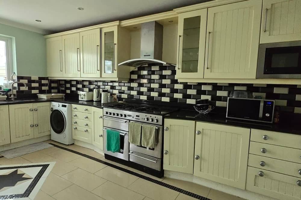 Havering House | Avala, 5/6 Bed House in Romford