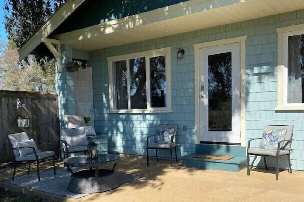 North Saanich Cottage | Private 2 bedroom Cottage by the beach in beautiful Deep Cove, Vancouver Island