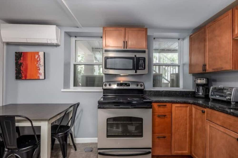 East Bayside Apartment | Close to Portland Old Port Apt | Sleeps 4