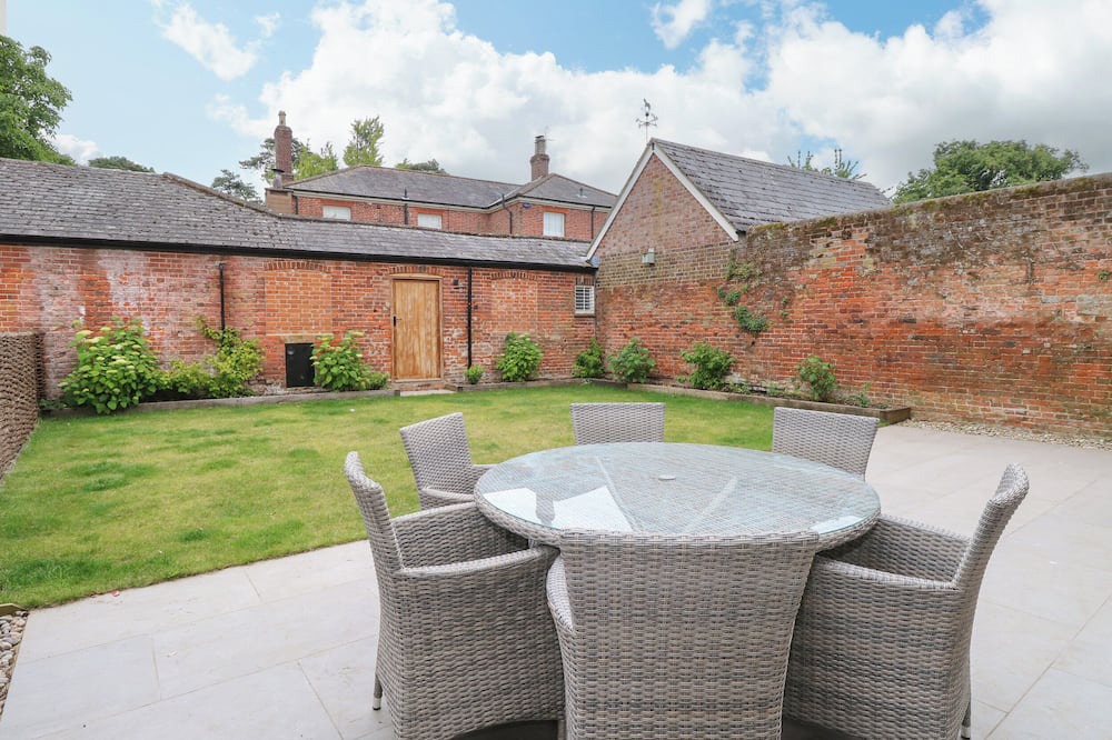 Tunstead Cottage | THE COACH HOUSE, pet friendly, with pool in Stalham