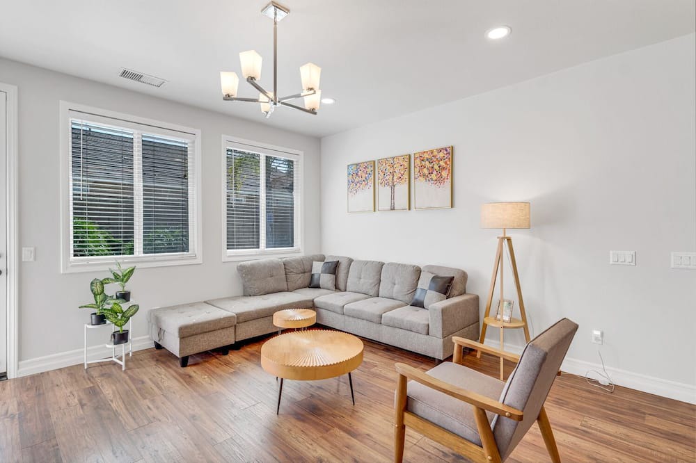 Eastvale House | 4B2.5B/Private Hot tub/Amazing pool/Private garden