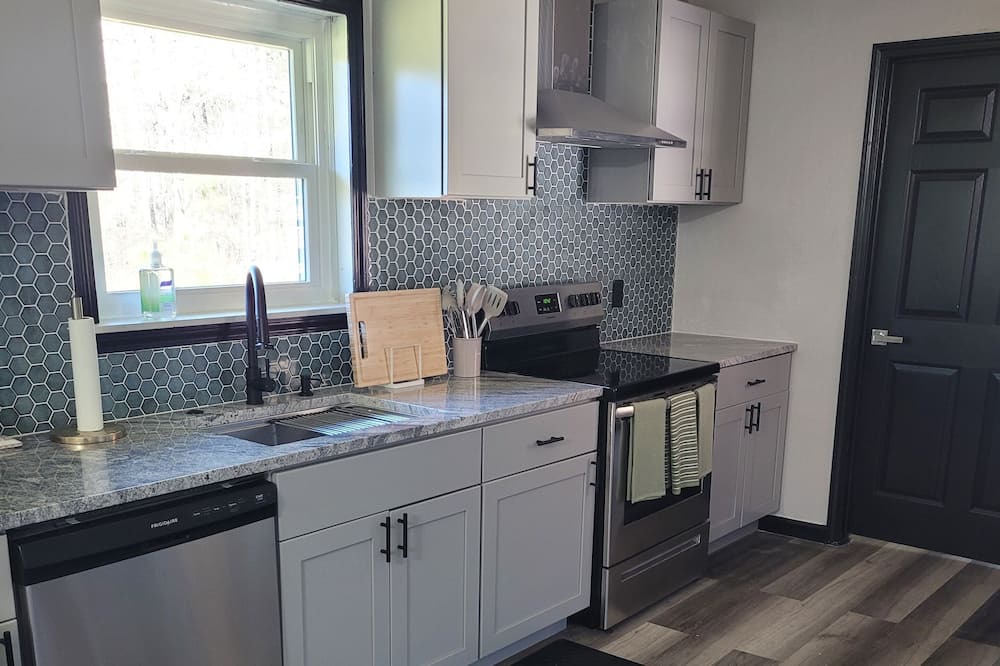 Loganville House | Lovely 3-bedroom house seating on 3 acrage with AC and WiFi in Loganville