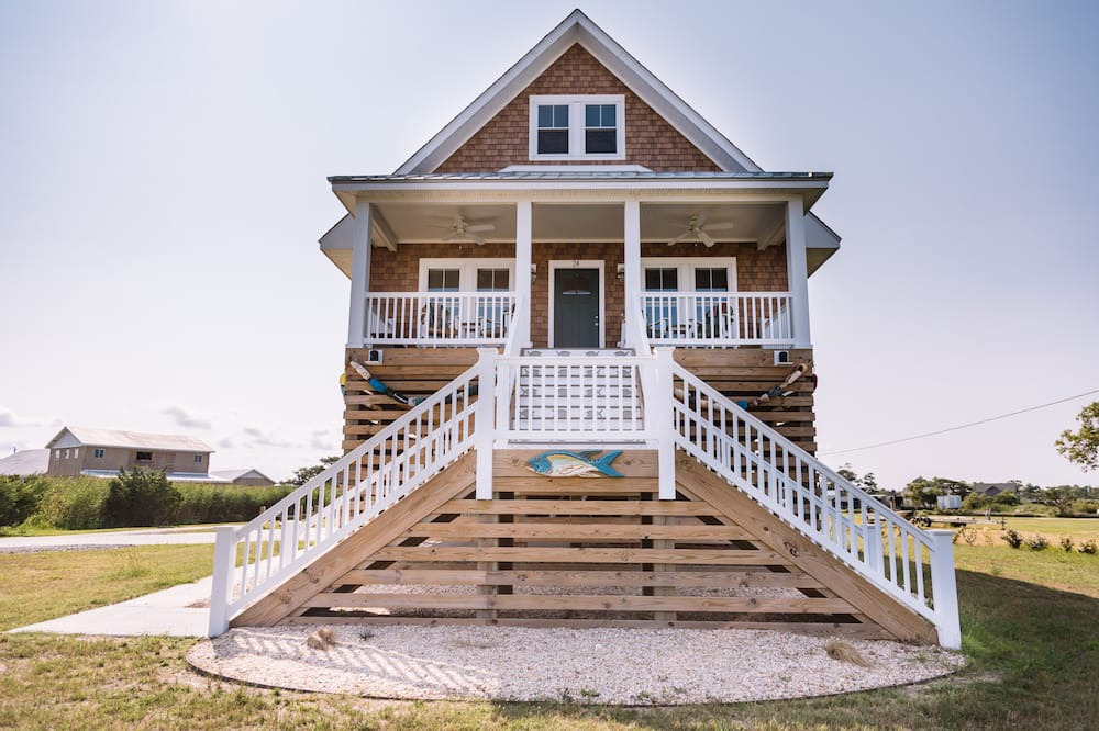 Wanchese Cottage | Perfect fishing village retreat with boat parking
