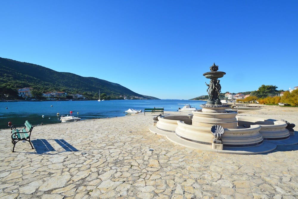 Grebastica Apartment | Lovely apartment for 4 people with WIFI, A/C, TV, terrace and parking