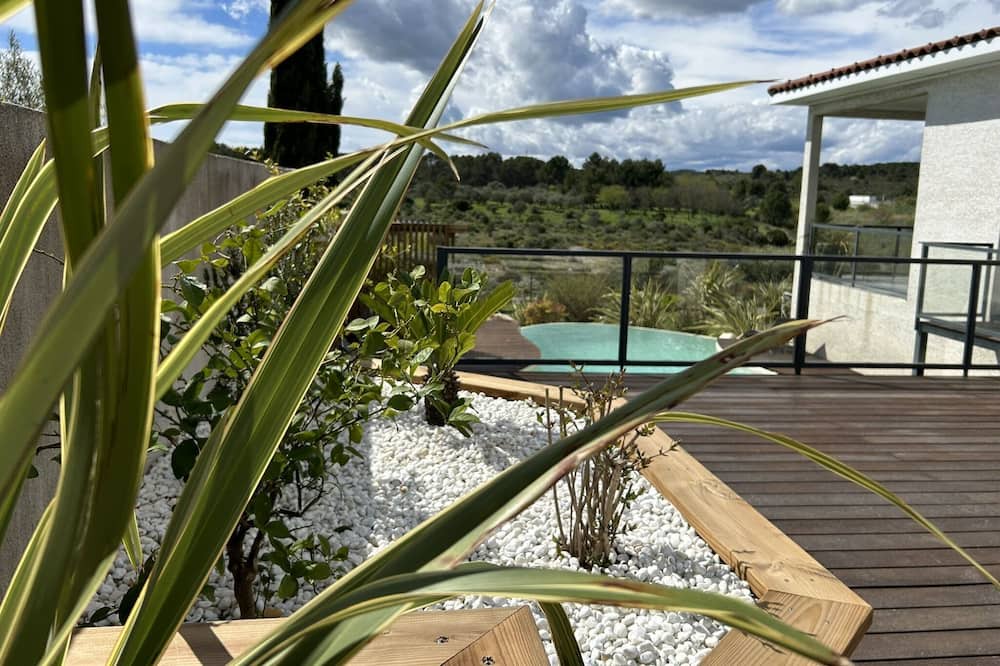 Juvignac Villa | Villa Contemporaine Avec vue sur la Garrigue, Piscine Chauffée et Jacuzzi