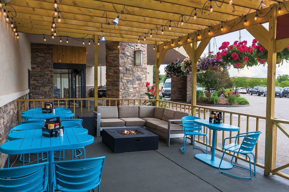 Casper House | Free Airport Shuttle! 3 Units in Great Location Near Downtown, Swimming Pool!