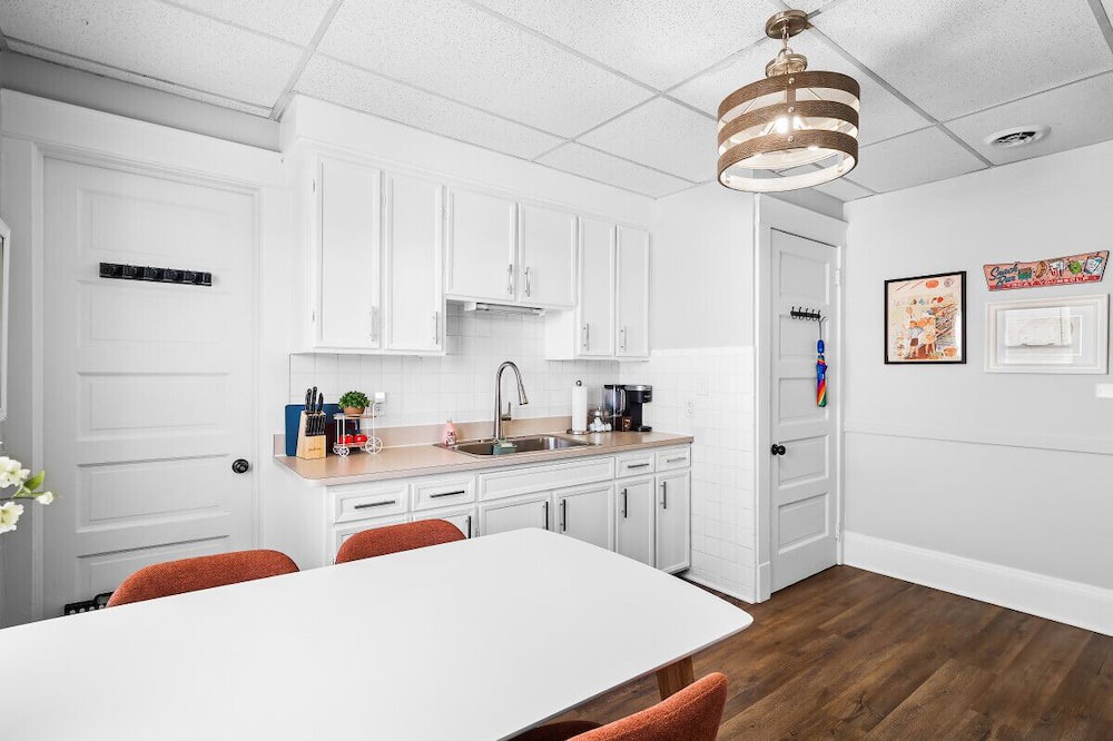Wickliffe House | Large Groups: Entire Duplex Near Clinic & Downtown